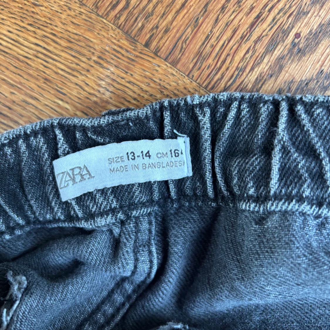 Svarta low jeansshorts med fransar från Zara - 2