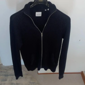 Mörkblå hel zippad tröja, Jack and Jones  - Säljer en stilren mörkblå kofta från Jack and Jones. Passar både till vardags och mer uppklädda tillfällen. Knappt använd och Storlek S.