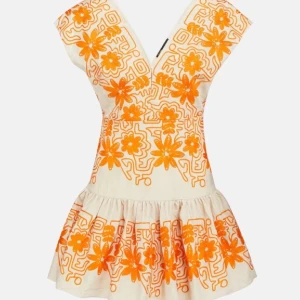 Maje klänning - Superfin Maje klänning med broderade orange blommor och v-ringning. Helt ny med prislapparna kvar!!🧡🧡🧡 strl 38 men skulle mer säga att den är en 36/S