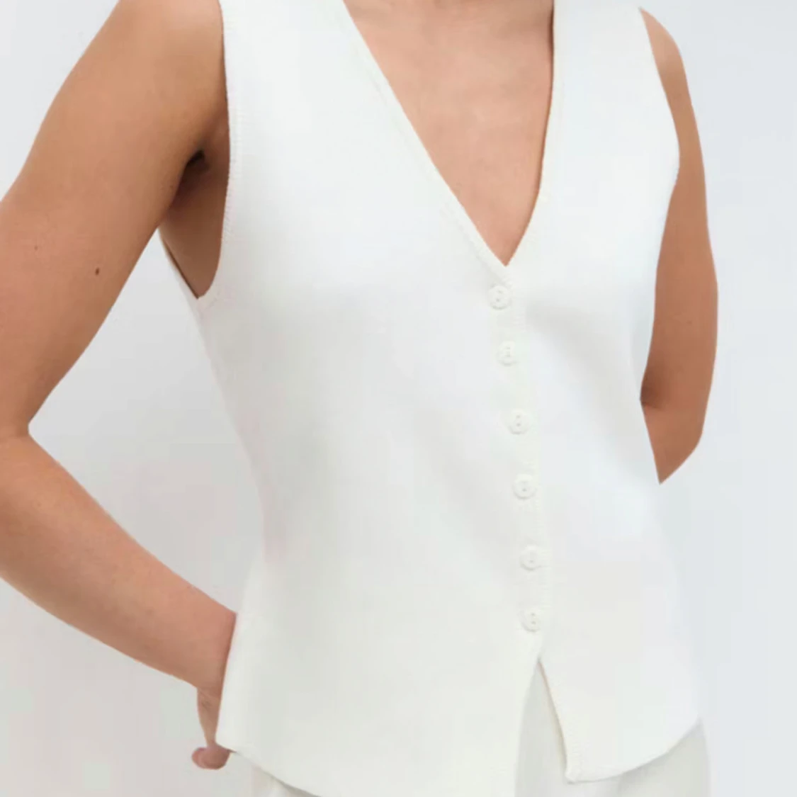 Gina vit stickad väst med knappar - 1