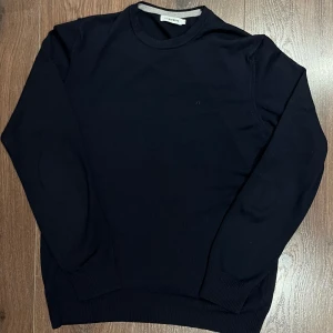 Mörkblå J.Lindeberg merinoulls tröja - Jättesnygg och bekväm merinoulls tröja från J.Lindeberg i mycket bra skick🔥 Tveka inte på att kontakta om du har några frågor 👍🏻 Nypris 1300kr🍾