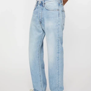 Acne Studios 2003 light blue vintage - Acne Studios 2003 Light Blue Vintage i storlek 29/32.   Jeansen är oanvända och i skick som nya, de har en rak passform och en ljusblå vintage tvätt. Storlek 29 men stora i storleken, skulle säga att de sitter som en storlek 30-31.  Nypris 3800kr  Kan postas!   Mvh   Ludvig Magnusson 