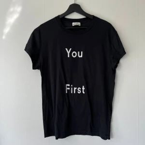 T-shirt, Acne Studios - Säljer en T-shirt från Acne Studios. Den har lite korta ärmar. Gjord i pimabomull och otroligt skön och tunn! 