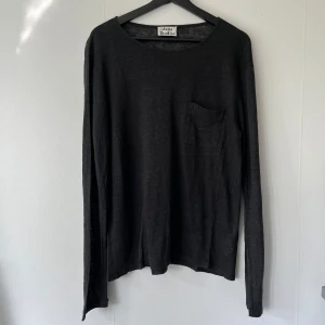 Acne Studios - långärmad linnetröja/t-shirt - Säljer en långärmad T-shirt från Acne studios i linnematerial med bred hals. Storlek: S ✨