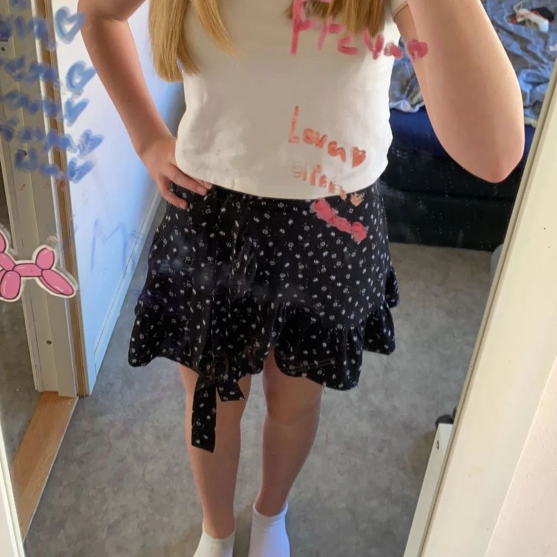 Svart kortkjol med vita blommor đ·