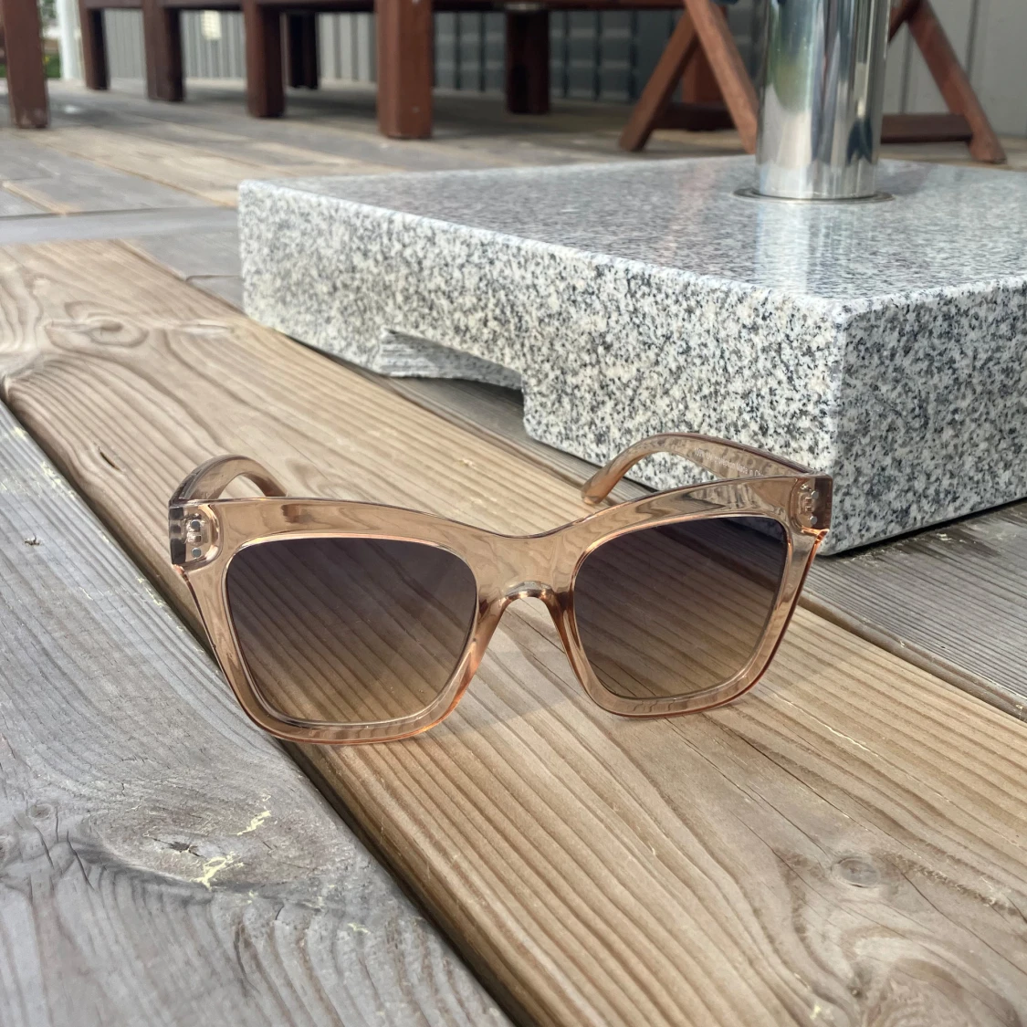 beige solglasögon från NLY Accessories