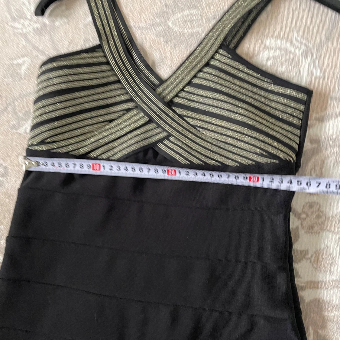 Svart kortklänning med glittriga detaljer från Amisu - 4