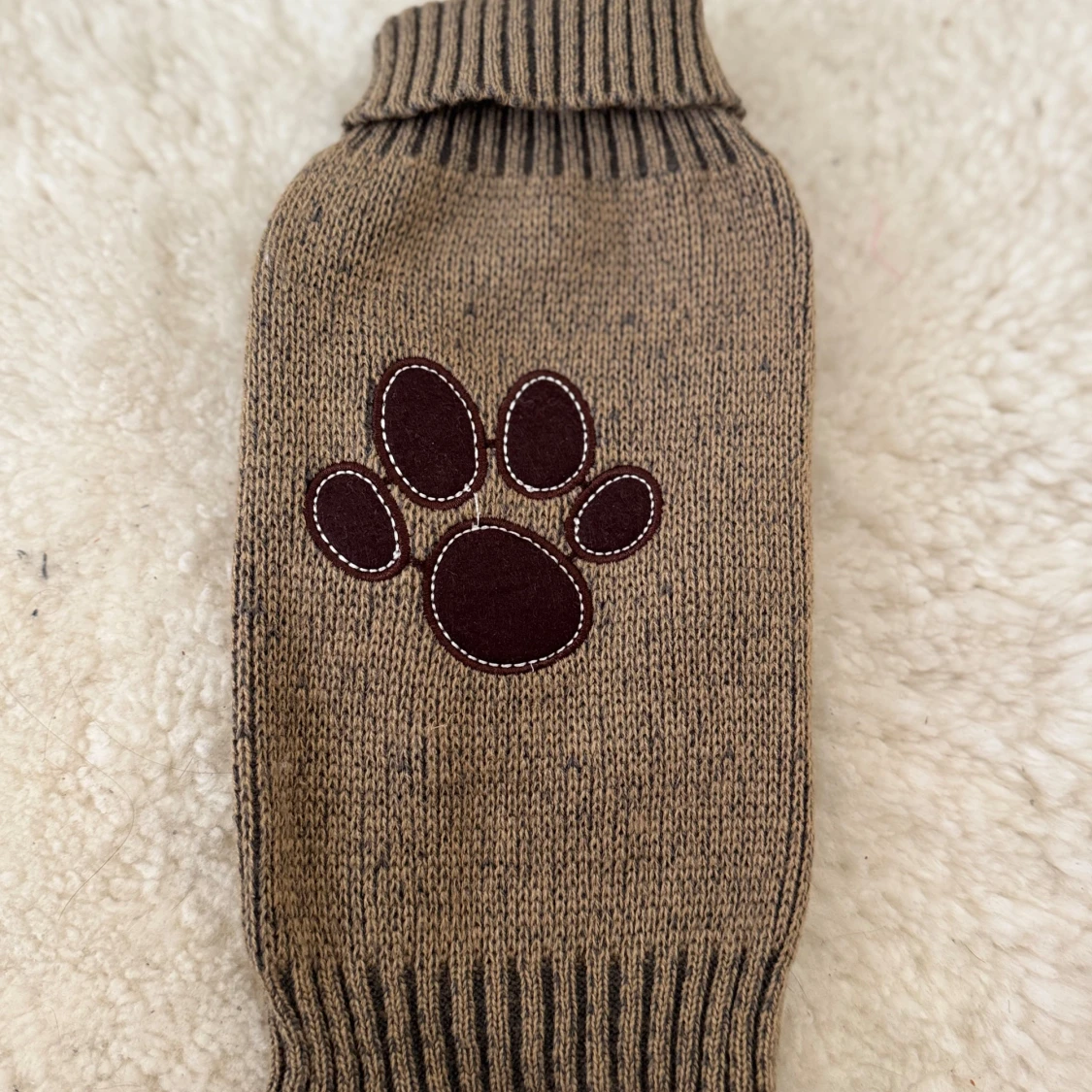 Stickad beige hundtröja med tassmärke