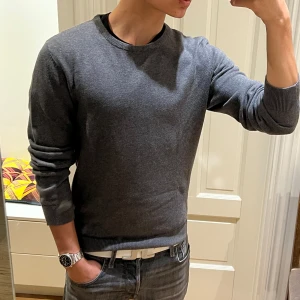 Mörkgrå stickad tröja  - Säljer en stilren mörkgrå stickad tröja från Pier One. Perfekt för lager-på-lager och enkel att stylea. Sparsamt använd. 100% bomull. Skriv gärna vid frågor!