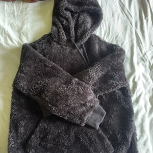 Fluffig hoodie - Svart fluffig hoodie, knappt använd och inga defekter 