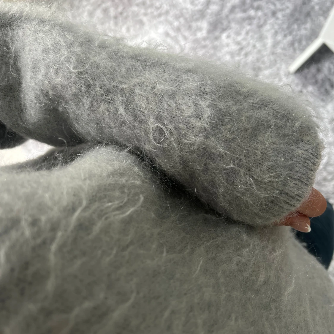 Grå fluffig stickad tröja - 1