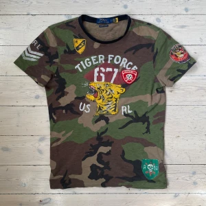 Ralph Lauren T-shirt kamouflage  - Otroligt snygg tee från Ralph Lauren med kamouflage mönster och snygga tryck i perfekt skick 🙌 skriv vid fråga 👍 👍 