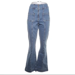 Jeans coola - Unika jeans med detaljer på både fram och baksida💞använda en gång och har köpt från sellpy i NYTT skick med prislapp