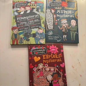 LasseMajas Detektivbyrå: Filmmysteriet, Mumiemysteriet, Kärleksmysteriet - Tre spännande böcker ur LasseMajas Detektivbyrå-serie! Följ med Lasse och Maja när de löser mysterier kring film, mumier och kärlek. Perfekt för unga deckarfans som gillar äventyr och kluriga gåtor.