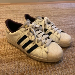 Adidas superstar Wales Bonner  - Hej! Säljer dessa Adidas superstar x Wales Bonner White Croc då dom tyvärr är för små för mig. Vanligt använt skick. Köptes begagnat via Grailed för några veckor sedan, går för ca 3000 på stockx i nyskick