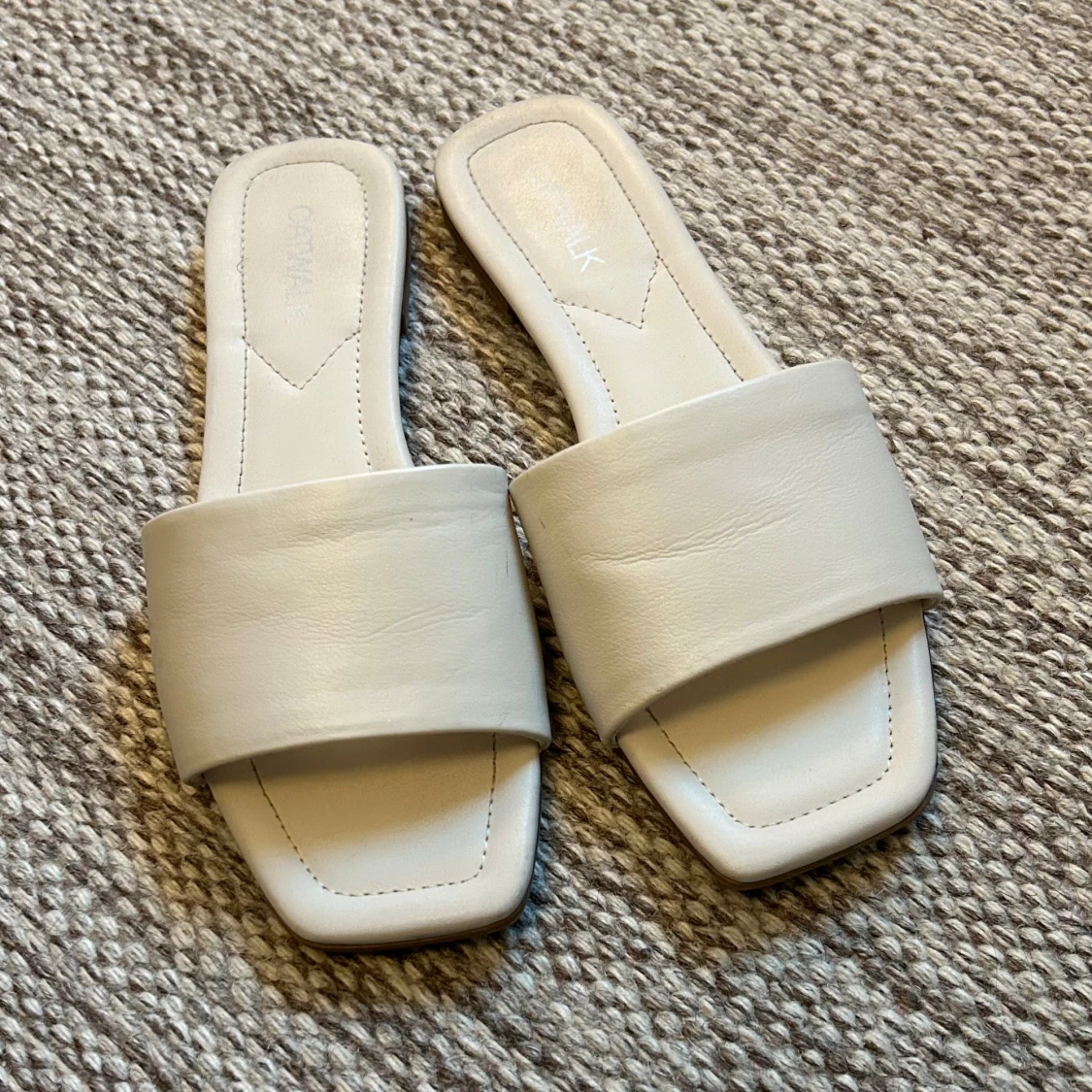 Krämvita sandaler  - 2