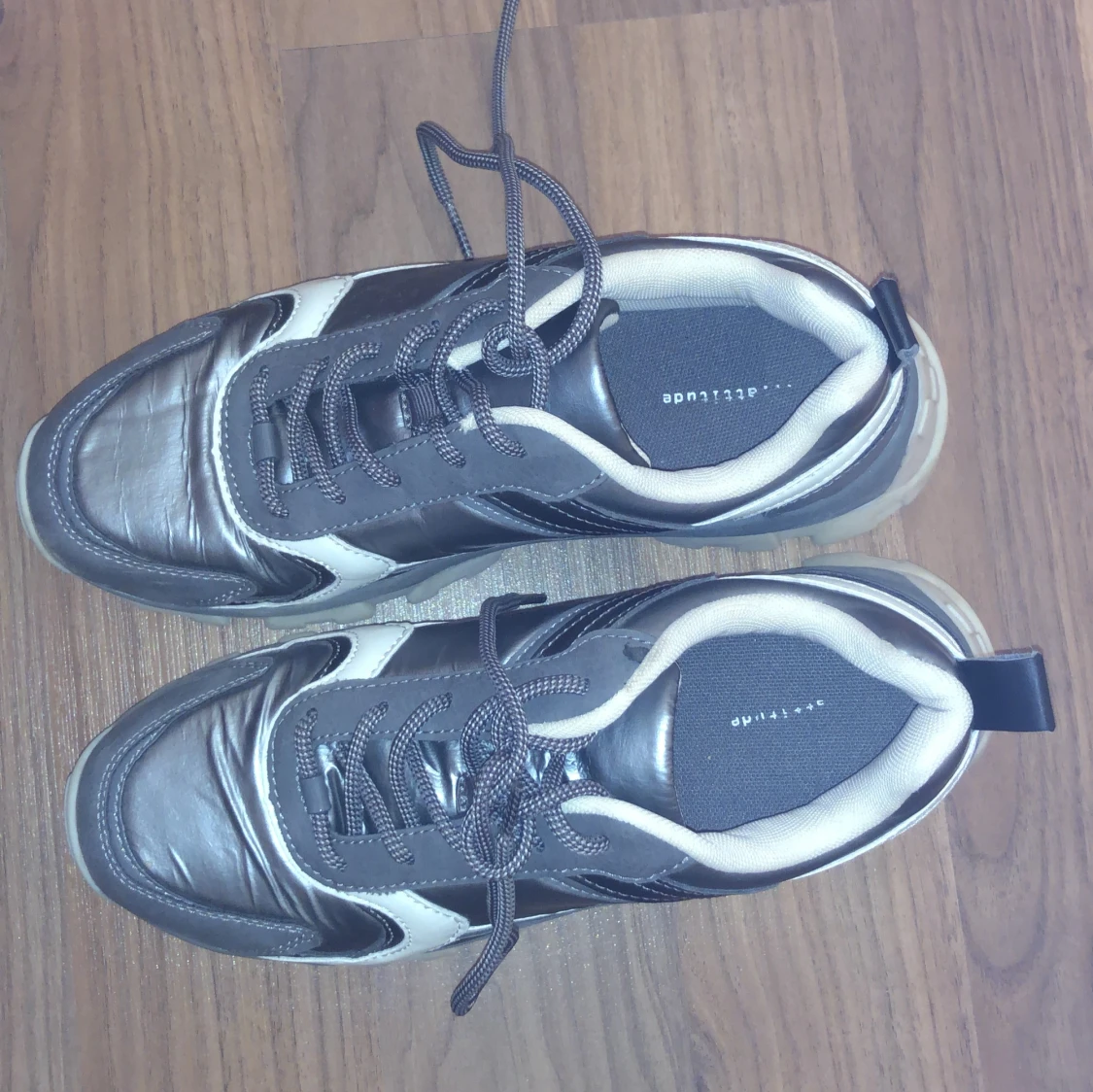 Grå och vita sneakers  - 2