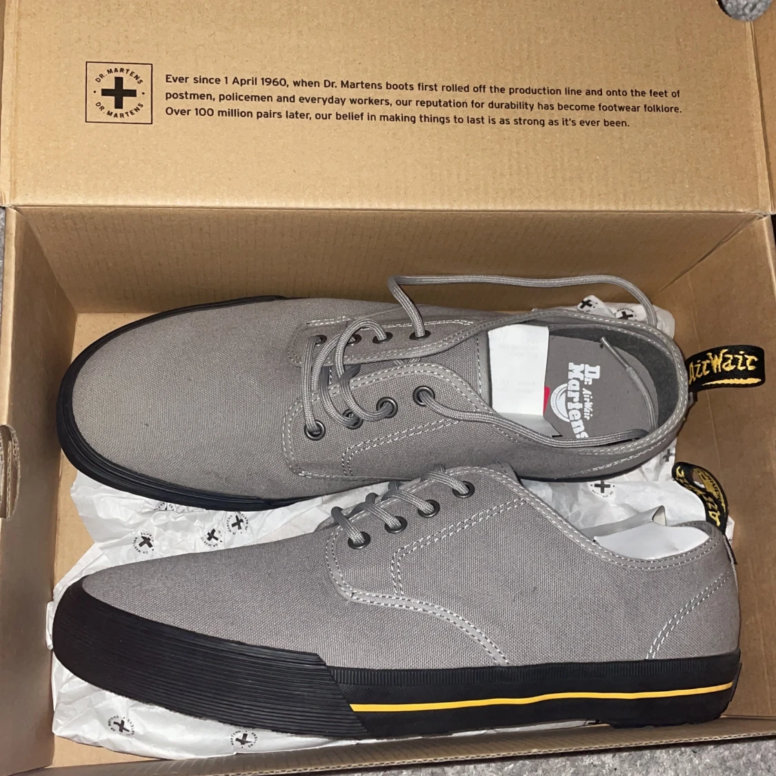 Gråa sneakers från Dr. Martens