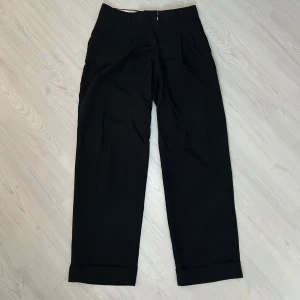 Oversized kostymbyxor  - Oversized kostymbyxor från JJXX, endast använts ett fåtal gånger. 