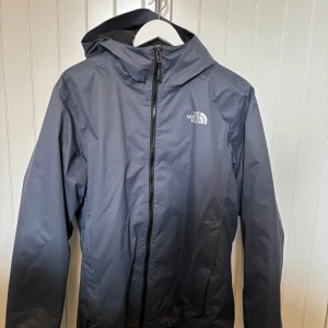 Mörkblå vindjacka från The North Face - Säljer en mörkblå tjockare vindjacka från The North Face. Perfekt för blåsiga dagar. Endast testad så helt i nyskick.