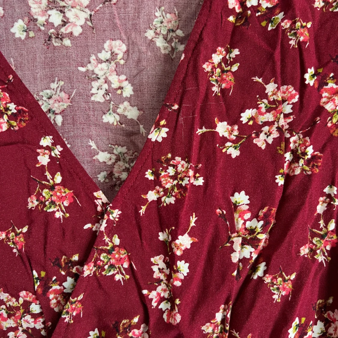 Vinröd blommig omlottklänning från H&M Divided - 2