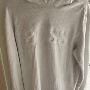 Hugo boss hoddie  - Säljer en vit Hugo boss hoddie. Säljer pga kommer ej till användning. Skriv vid fundering!