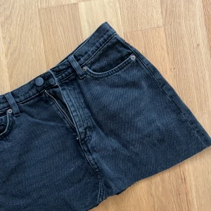 Svart jeanskjol  - Säljer en jätte snygg svart jeanskjol då den tyvärr är för stor för mig. 