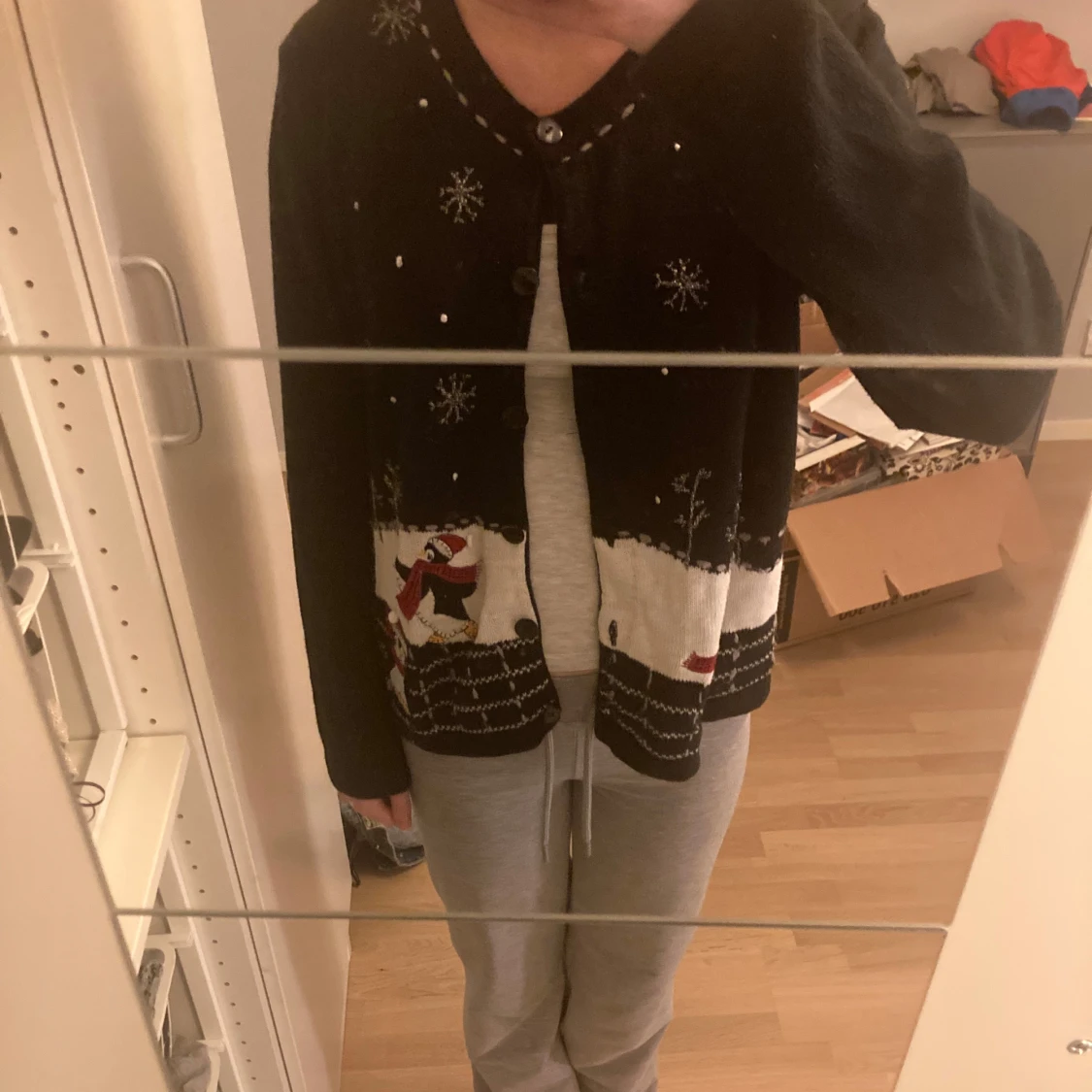 Svart julkofta med pingvinmotiv