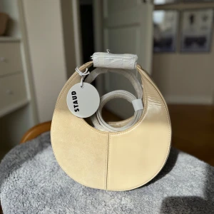  Staud mini moon split bag - Säljer denna STAUD väska, helt oanvänd med tillhörande rem. 