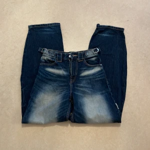 Mörkblå jeans - Säljer ett par mörkblå baggy jeans med tydliga blekta partier.