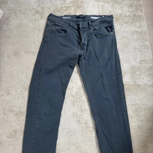 Replay hyperflex jeans  - Säljer ett par svarta Replay jeansbyxor hyperflex. Nypris är 1600kr, kvitto finns. Hör av er vid frågor eller funderingar W:32 L:32