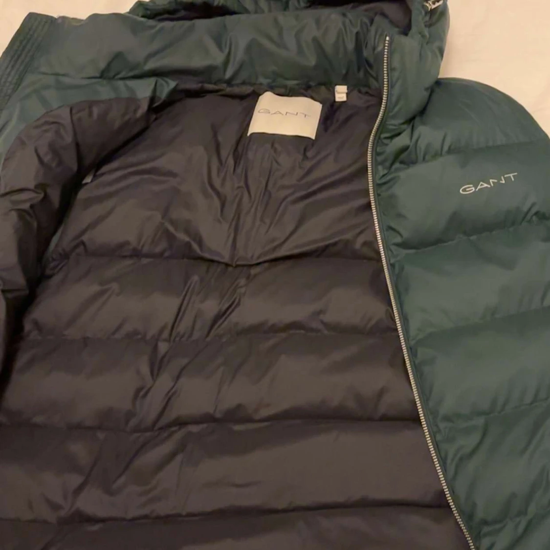 Mörkgrön dunväst med huva från GANT - 1