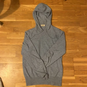 Soft Goat Cashmere Hoodie  - En ljusblå hoodie i 100% cashmir som inte säljs längre i den färgen. Små hål i båda axlarna som inte syns om man har en vit tröja under (se bild 4). Storlek S. Nypris 3695kr. Skriv vid minsta fundering! ✅