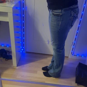 Miss me jeans bootcut - Säljer mina miss me jeans för de tyvärr är förstora för mig jag är 163 cm och dessa passar perfekt. De är nästan i helt nytt skick och jag har använt dessa 2 gånger!