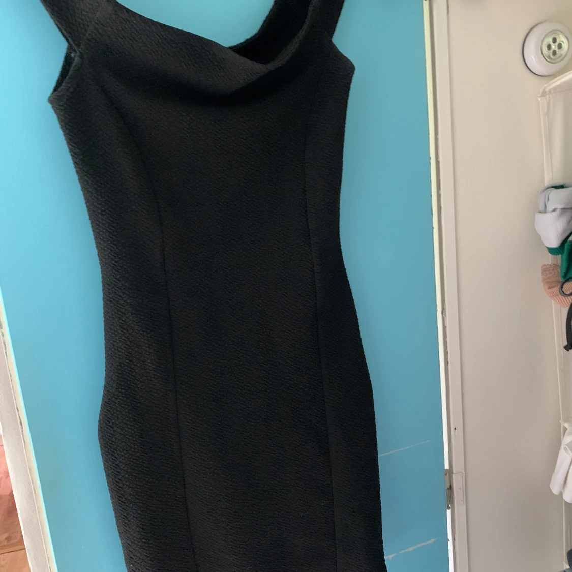 Svart tight axelbandslös klänning - 1