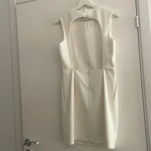 Zara klänning - Vit klänning från Zara med öppen rygg. En knapp i nacken har släppts (inget som påverkar) + liten fläck