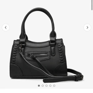 Svart axelväska från Gina Tricot - Snygg och stilren svart axelväska från Gina Tricot. Väskan har en praktisk dragkedja och justerbar axelrem. Perfekt för både vardag och fest! Mått: 20 cm x 14 cm. Ny pris 399 kr, mitt pris 300kr! Den är i ett använt skick! 