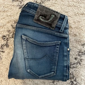 Jacob Cohen jeans - Säljer dessa riktigt feta Jacob Cohen jeans! | 108 x 40cm | Storlek 31 | Skick 7/10 | Nypris +5000kr, säljer endast för 899kr | Hör av dig vid frågor!