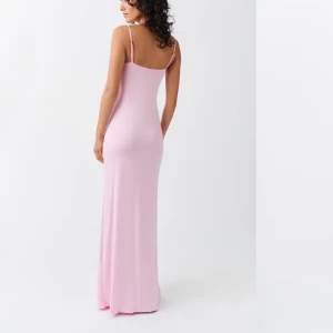 Rosa långklänning  - Säljer denna populära slutsålda klänning från Gina Tricot, bra skick!🥰