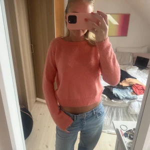 Persikofärgad stickad tröja - Säljer en stickad tröja i rosa/perisko tröja. 