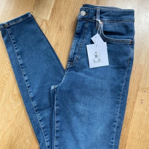Highwaist jeans - Storlek M,längd 31
