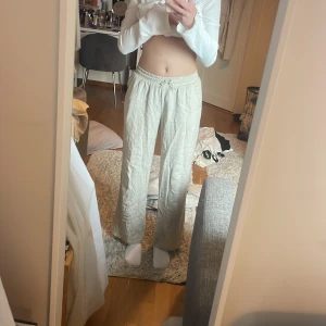 Beige linnebyxor - Säljer ett par beige linnebyxor från Lindex med resår och dragsko i midjan. Byxorna har raka ben och är jättesköna!