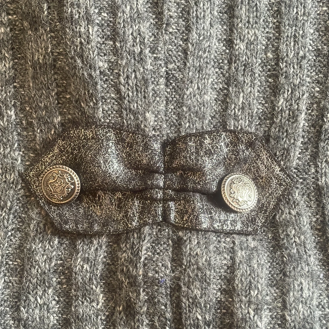 Grå stickad väst med fuskpälsdetaljer - 2