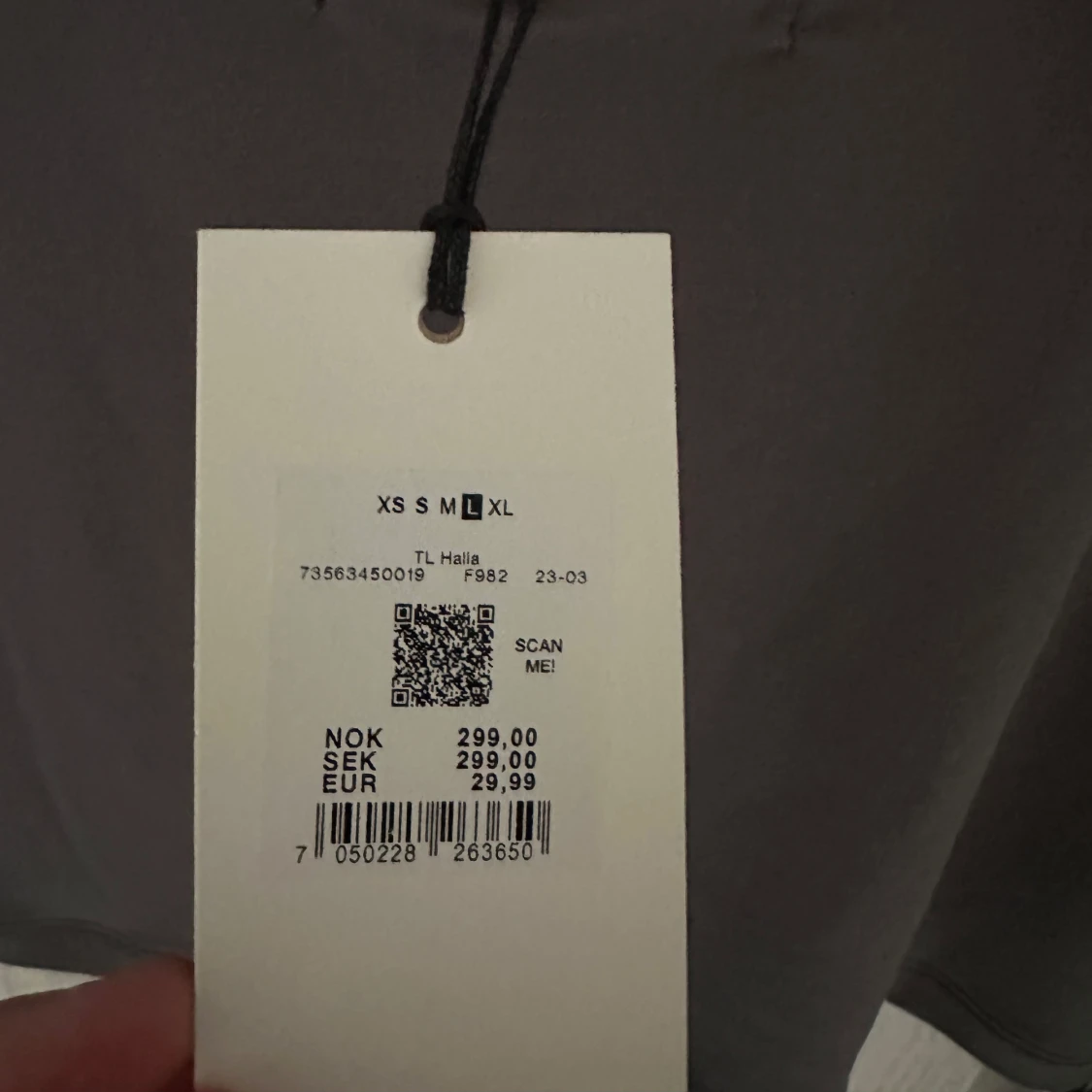 Mörkgrå långärmad topp med djup urringning i ryggen - 2