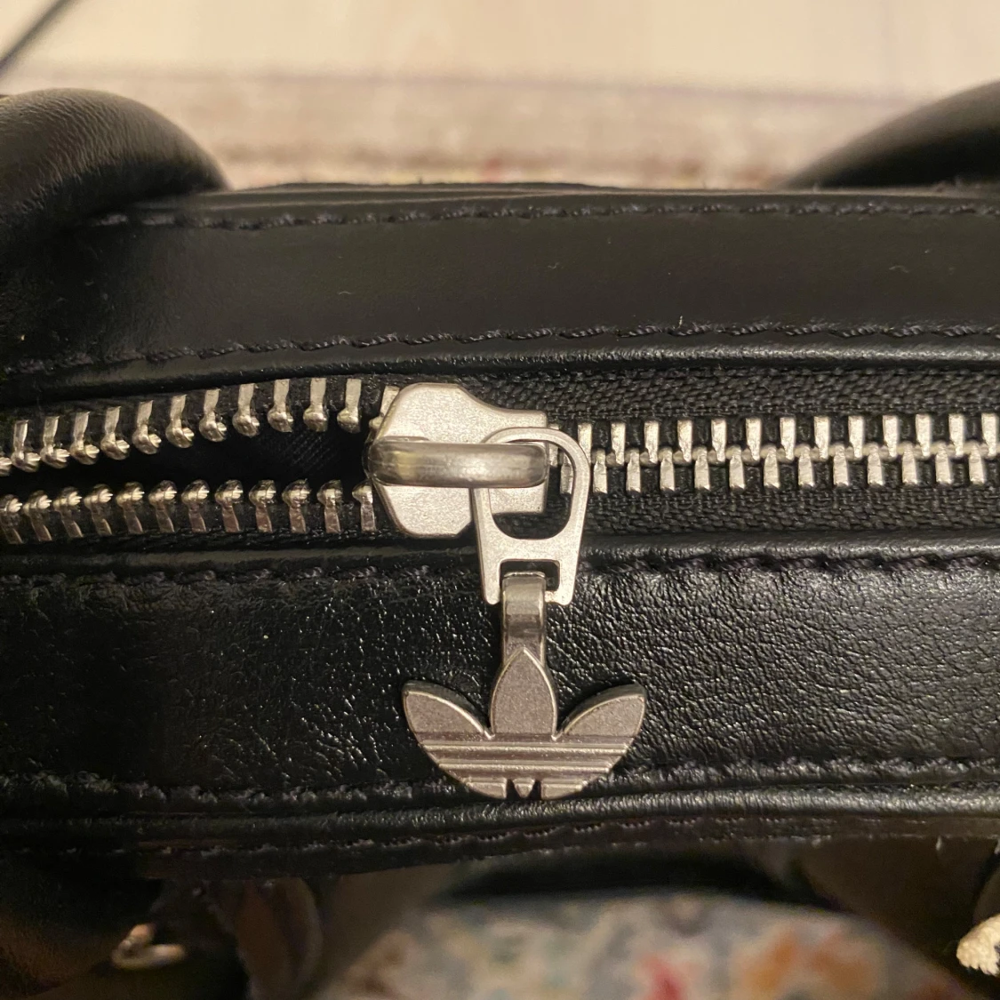 Svart handväska från Adidas x AVAVAV - 2