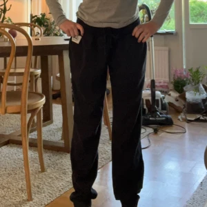 Snygga mjukisbyxor💗 - Säljer dess pga att de är alldeles för stora för mig eftersom att jag är ganska kort💗PRISET KAN DISKUTERAS Använda 2 gånger, aldrig mer Hör av dig för fler frågor!! Passar olika storlekar❤️❤️