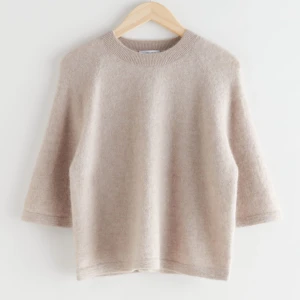 & other stories tröja - Mysig beige stickad tröja med rund halsringning och trekvartsärmar. Perfekt för lager-på-lager och passar till både jeans och kjol. Enkel och stilren design som funkar året runt.