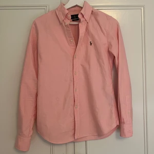 Ralph Lauren skjorta - Tjena! Säljer min skitsnygga Ralph Lauren skjorta som tyvärr har blivit för liten. Hör av er om ni har frågor!