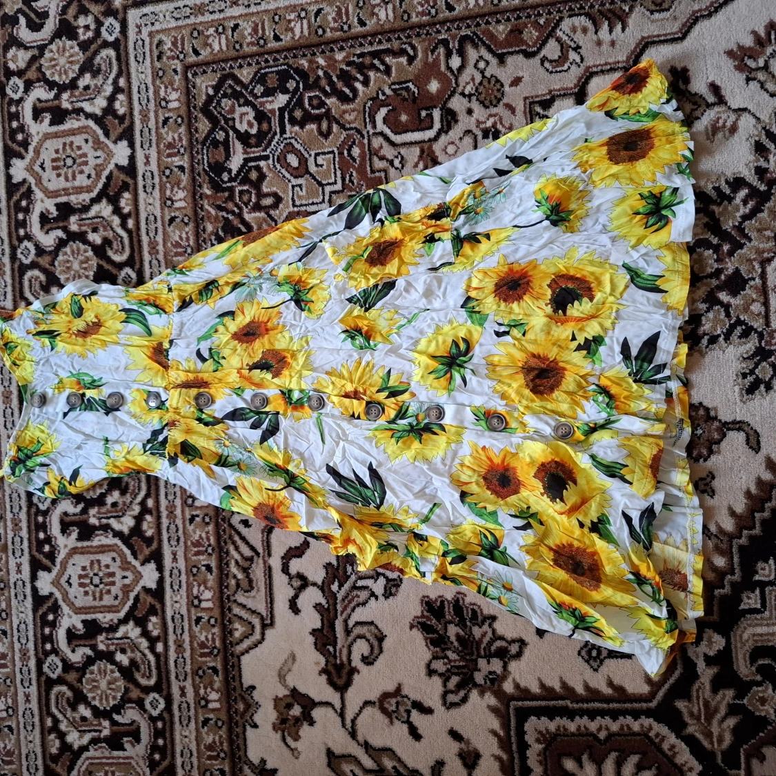 Vit klänning med solrosor och knappar - 2