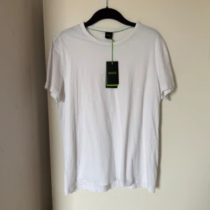 Hugo Boss - Boss T-shirt - Trevlig vit Hugo Boss - Boss T-shirt. Storlek L.